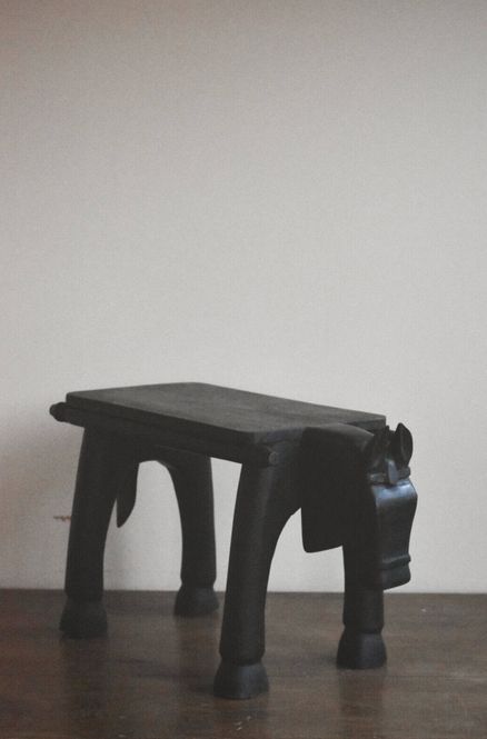 Hovedbilde Skammel i tre med utskjæring 