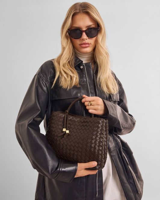 Hovedbilde NOVA HAND WOVEN TOP HANDLE BAG CHOCOLATE