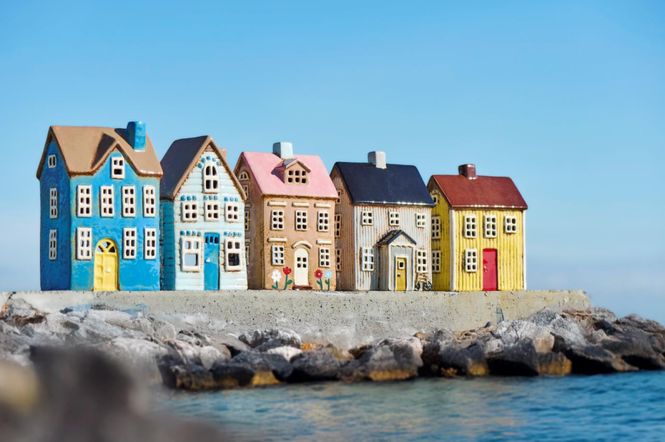 Hovedbilde Hus til telys Visby gul med rød dør