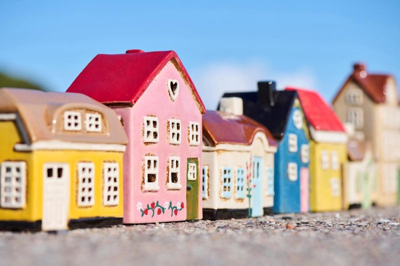 Hus til telys Nyhavn lyserød dør og bladranke