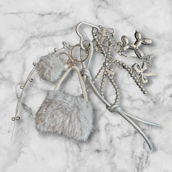 Hovedbilde Veskepynt - Grå - fuskepels, hund, sølv